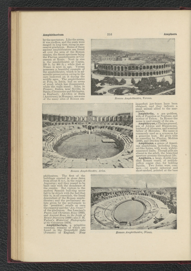 Offenes Buch mit Stadionfoto und zusatzlichen Bildern und Texten.