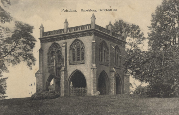 Ein altes Schwarz-Weiß-Foto eines Gebäudes in einem Feld umgeben von Bäumen und Pflanzen, mit dem Text "Potsdam, Babelsberg, Gerichtsraube" oben.
