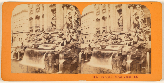 Collage aus zwei alten Fotos des Trevi-Brunnens in Rom, Italien, mit Skulpturen und einem Gebäude im Hintergrund und Text unten.