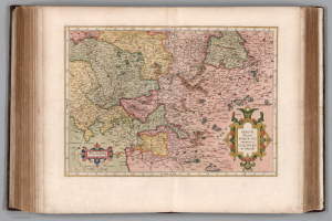 Ein aufgeschlagenes Buch, das eine detaillierte Karte von Deutschland mit ihren verschiedenen Regionen zeigt, begleitet von beschreibendem Text.