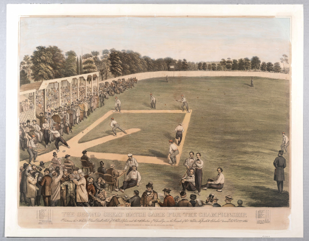 Gruppe von Menschen, die Cricket auf einem grünen Feld mit Bäumen im Hintergrund und einem klaren blauen Himmel spielen, mit Text unten, der "Das zweite große Meisterschaftsspiel" liest.