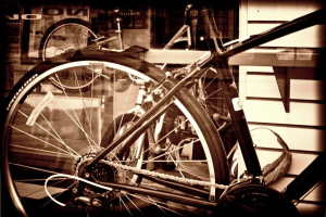 Viele Fahrräder stehen eng beieinander in einer Outdoor-Umgebung.