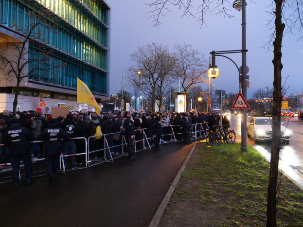 Empörung auf der Kneipenstraße in Halle (Saale): Wirtinnen und Wirte rebellieren gegen die WM-Sicherheitsbarrieren der Stadt - sie wollen kaum Fußball zeigen