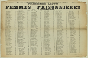 Ein altes, gelbliches Buch mit einer Liste von Frauenhäftlingsnamen in zwei Spalten, mit schwarzer Tinte auf brüchigem Papier.