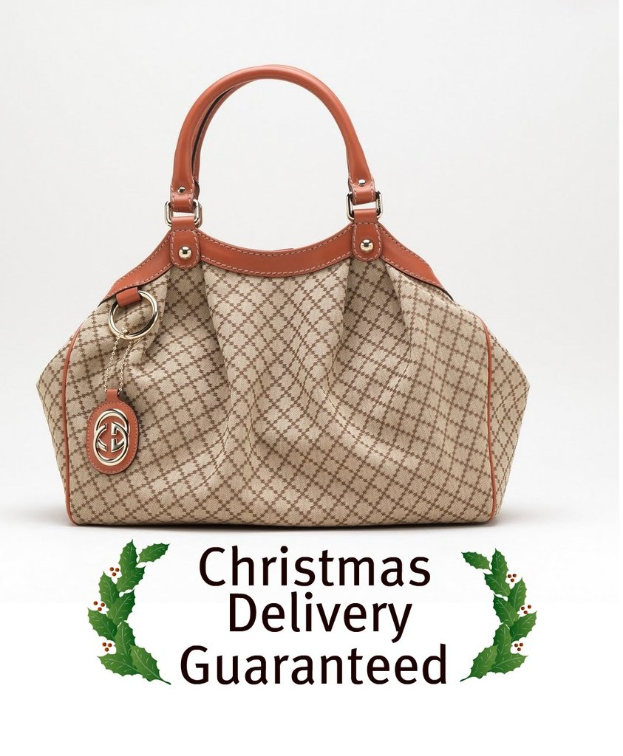 Eine Schokolade- und Weiße Tasche wird auf einem weißen Boden mit dem Text 'Weihnachtslieferung garantiert' vor ihr platziert.