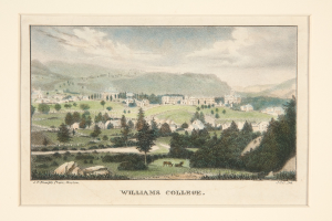 Ein Blick auf das Williams College von einem Hügel aus, mit Bäumen, Gebäuden, fernen Hügeln und einem bewölkten Himmel, mit Text am unteren Bildrand.