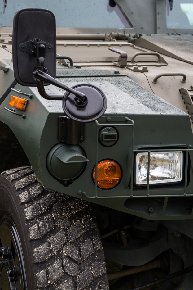 Ein grüner Jeep.