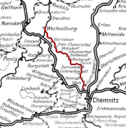 Schwarze und weiße Stadtkarte mit einer roten Bahnlinie, beschriftet als Wechselburg und Chemnitz-Bahnroute-Karte.