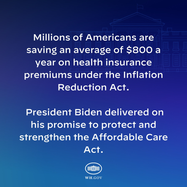 Blauer Hintergrund mit weißer Schrift, die besagt: "Millionen von Amerikanern sparen durchschnittlich 800 USD pro Jahr an Gesundheitsversicherungsprämien thanks to the Inflation Reduction Act" in der Mitte, mit einem Logo rechts daneben.