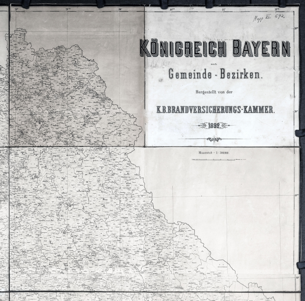 Eine detaillierte Schwarz-Weiß-Karte von Königreich Bayern, Deutschland, die geographische Merkmale wie Flüsse, Berge und Städte zeigt und informative Texte enthält.