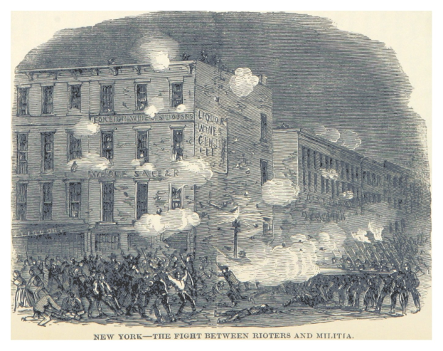 Ein Plakat zeigt eine gewalttätige Konfrontation zwischen Randalierern und Miliz in New York City, mit Menschen auf dem Boden, die Waffen halten, Gebäuden im Hintergrund und Rauch, der aus den Gebäuden aufsteigt, begleitet von dem Text "New York - Der Kampf zwischen Randalierern und Miliz."