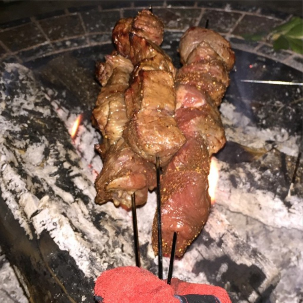 Ein Teller mit einem unbestimmten Lebensmittel.