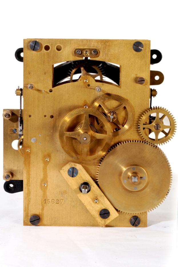 Eine Maschine mit verschiedenen Komponenten und Teilen, wahrscheinlich mechanischer oder industrieller Natur.