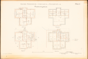 Ein altes Buch mit einem detaillierten Grundriss von Kaiser Friedrichs Gymnasium in Frankfurt, Deutschland, mit Text, der das Layout von Räumen und Fluren beschreibt.