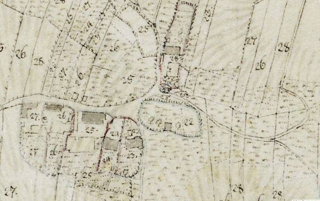 Detailierte alte Stadtkarte mit nummerierten Gebäuden, Straßen und Text, die eine geplante Entwicklungsstelle am unteren Rand zeigt.