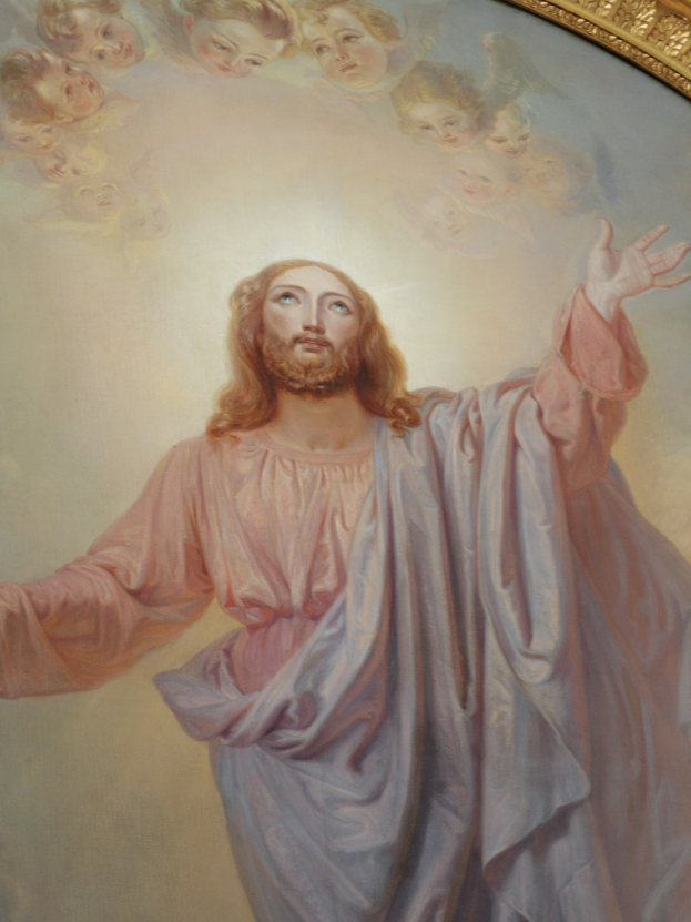 Gemälde von Jesus mit ausgestreckten Armen, goldenem Heiligenschein und geschlossenen Augen im Gebet, umgeben von Kindern, die ihn bewundernd anschauen, in Gold umrahmt.