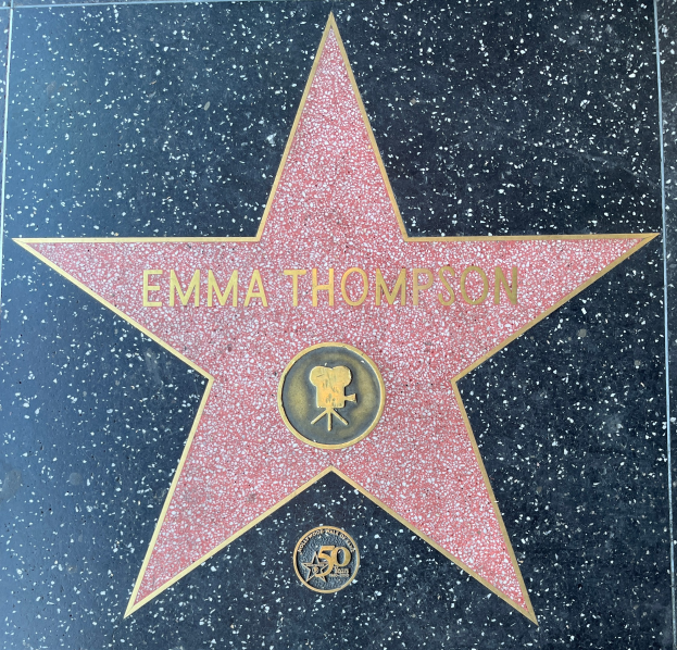 Emma Thompsons Stern auf dem Hollywood Walk of Fame, mit ihrem Namen in weißer Schrift auf einem schwarzen, fünfzackigen Stern.