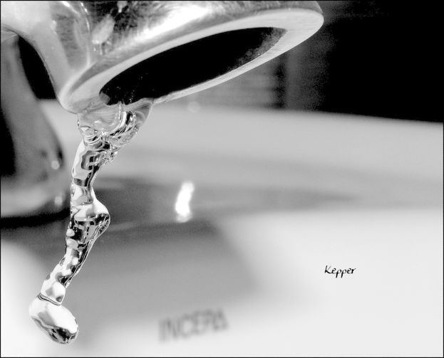 Ein Wasserhahn mit fließendem Wasser im Hintergrund mit einem unscharfen Wasserzeichen.