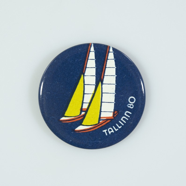 Ein Abzeichen mit einem Segelbootbild und Text auf einem weißen Hintergrund.