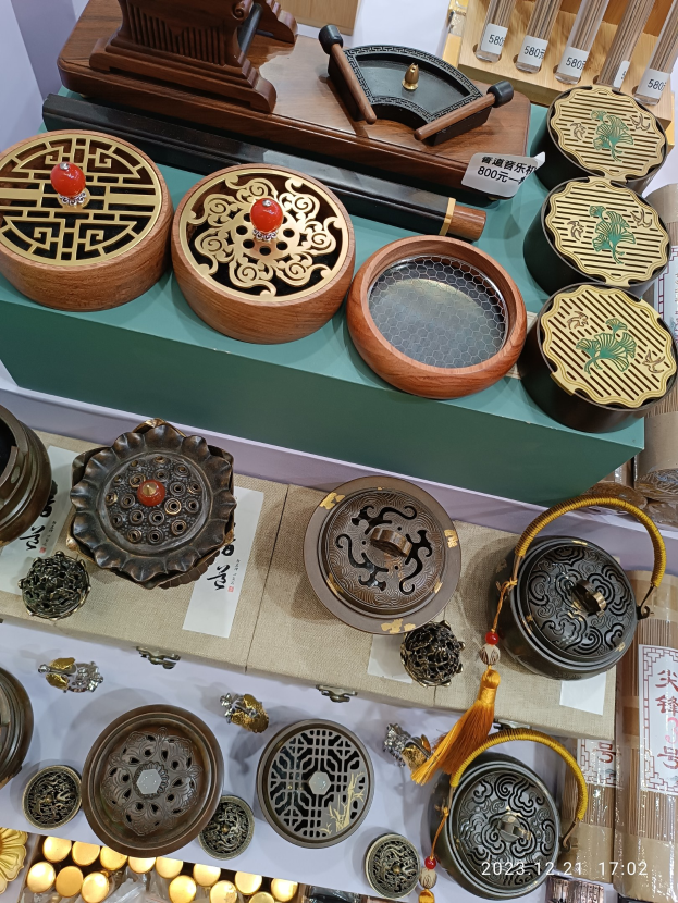 Ein Tisch mit verschiedenen chinesischen Räucherstäbchen, Schachteln und Papieren, wahrscheinlich Teil einer chinesischen Neujahrsfeier.