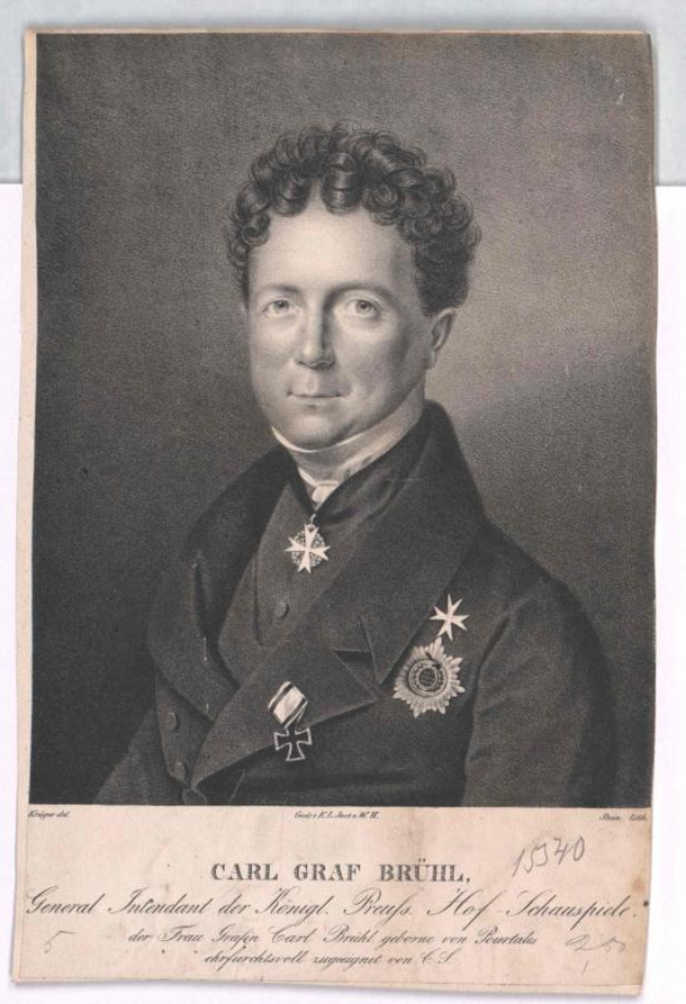 Schwarzes und weißes Porträt von Carl Graf Bruhl, einem General des Deutschen Reichs, in einem mit Medaillen verzierten Mantel, mit Text auf einem Papier unten.