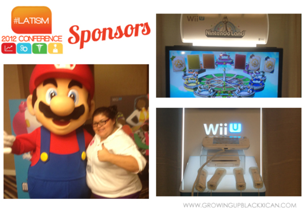 Ein Collage-Bild mit einem Monitor, einer Spielkonsole und Joysticks im Vordergrund, Display-Boards an der Wand dahinter; eine Person posiert mit einer Karikatur auf der linken Seite, Banner im Hintergrund und Text sowie Logo oben und unten auf dem Bild.