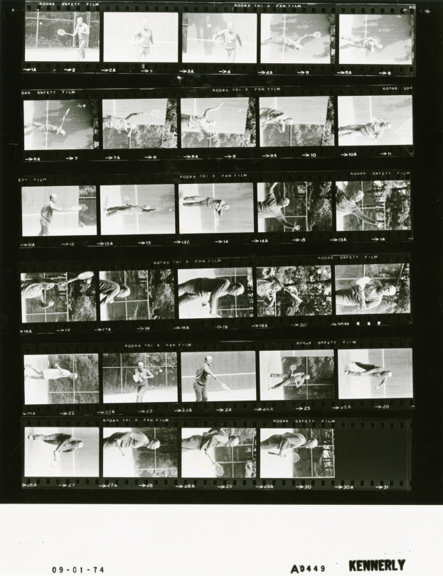 Schwarzes und weißes Foto eines Mannes in einem weißen Hemd und Shorts beim Tennis spielen, der einen Schläger in der rechten Hand hält, mit einem Filmstreifen im Hintergrund.