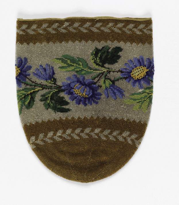 Ein Nahaufnahme eines Paares Socken mit einem blauen Blumen- und grünen Blattmuster auf einem weißen Hintergrund.