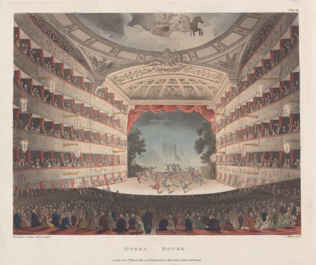 Eine Radierung des Auditoriums der Königlichen Oper in London, die Menschen auf der Bühne sitzend und im Hintergrund stehend zeigt, mit detaillierten Deckenentwürfen und entfernten Bäumen und Gebäuden und Text am unteren Rand.