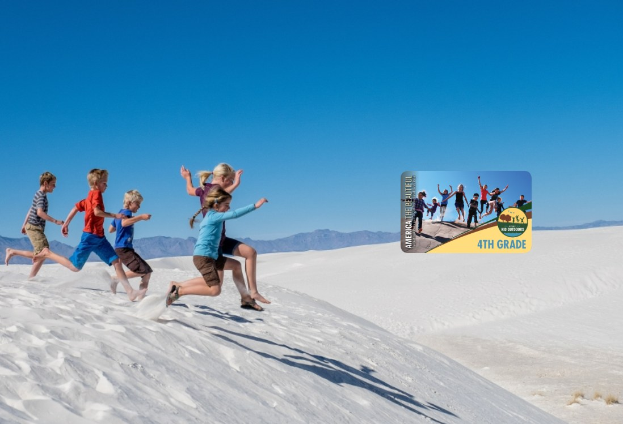 Gruppe von Kindern, die über eine weiße Sanddüne im Death Valley National Park laufen, mit Hügeln im Hintergrund und einem klaren blauen Himmel, neben einer Werbekarte auf der rechten Seite.