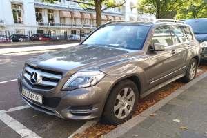 Mercedes-Benz GLK 350 CDI BlueEfficiency Avantgarde - fährt auf einer Straße mit Bäumen und Gebäuden im Hintergrund.