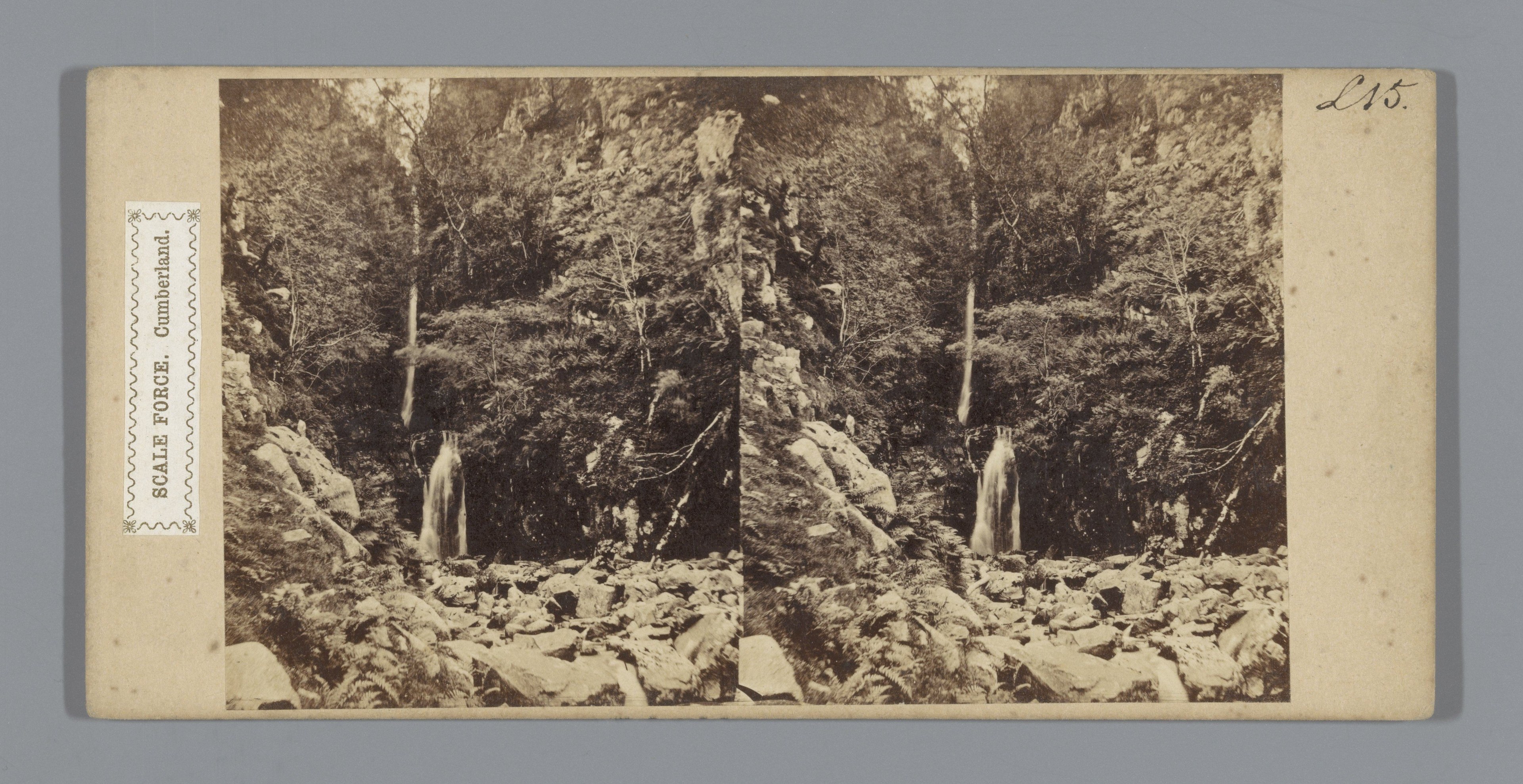 Schwarzes und weißes Foto eines Wasserfalls, der eine felsige Klippe herunterfließt und von Bäumen umgeben ist, mit einem Stempel auf der linken Seite.