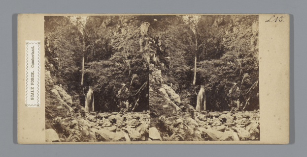 Schwarzes und weißes Foto eines Wasserfalls, der eine felsige Klippe herunterfließt und von Bäumen umgeben ist, mit einem Stempel auf der linken Seite.