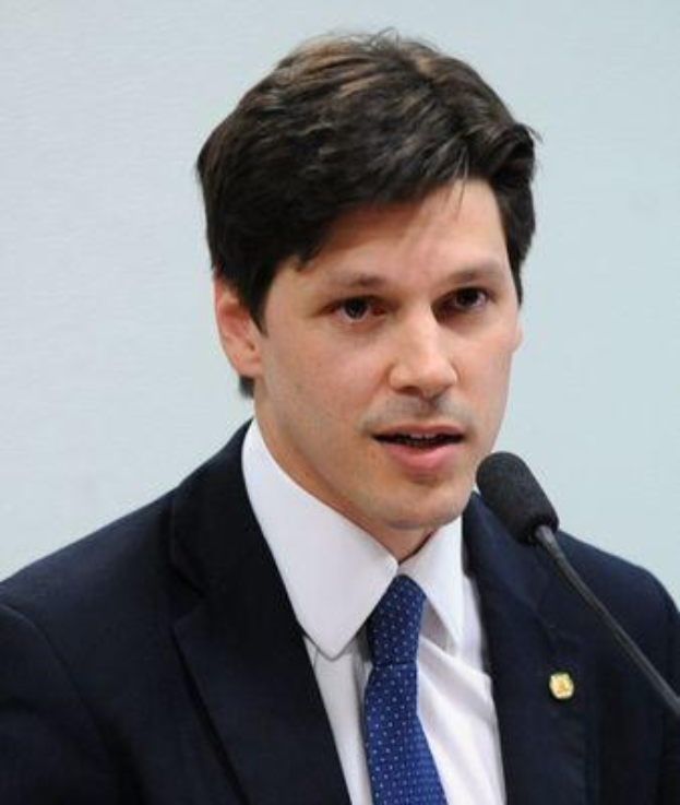 Ein Mann im Anzug spricht in ein Mikrofon, wahrscheinlich um ein Regierungsgesetz zu verbieten.