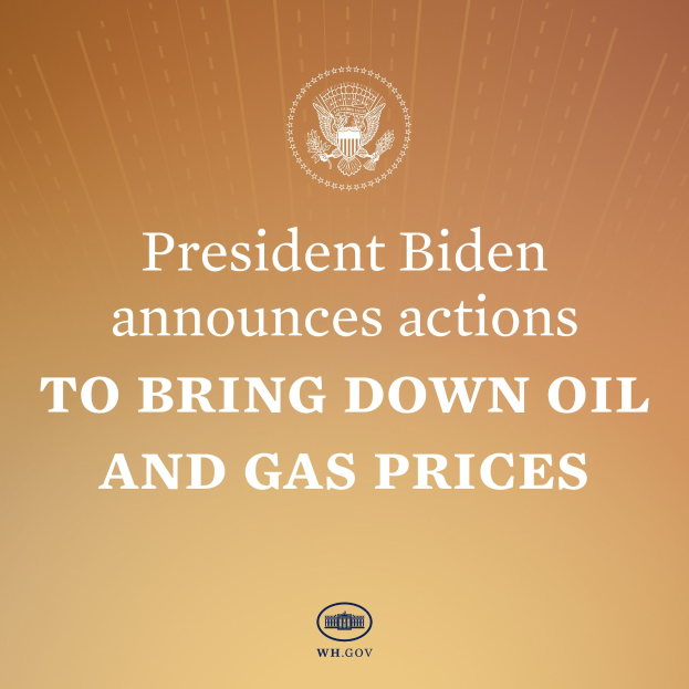 Präsident Biden an einem Rednerpult mit einem Plakat, das ein Logo und Text zeigt, bei der Ankündigung von Maßnahmen zur Reduzierung von Öl- und Gaspreisen.