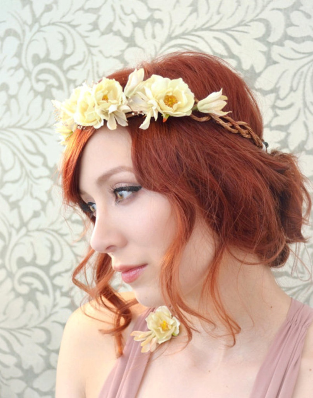 Eine Frau mit goldenen Haaren und einem pinken Kleid steht vor einer Designerwand.