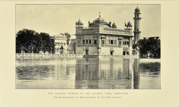 Der goldene Tempel in Amritsar ist von Wasser, B├Ąumen und einem klaren Himmel umgeben und zeigt unten auf dem Bild Text.